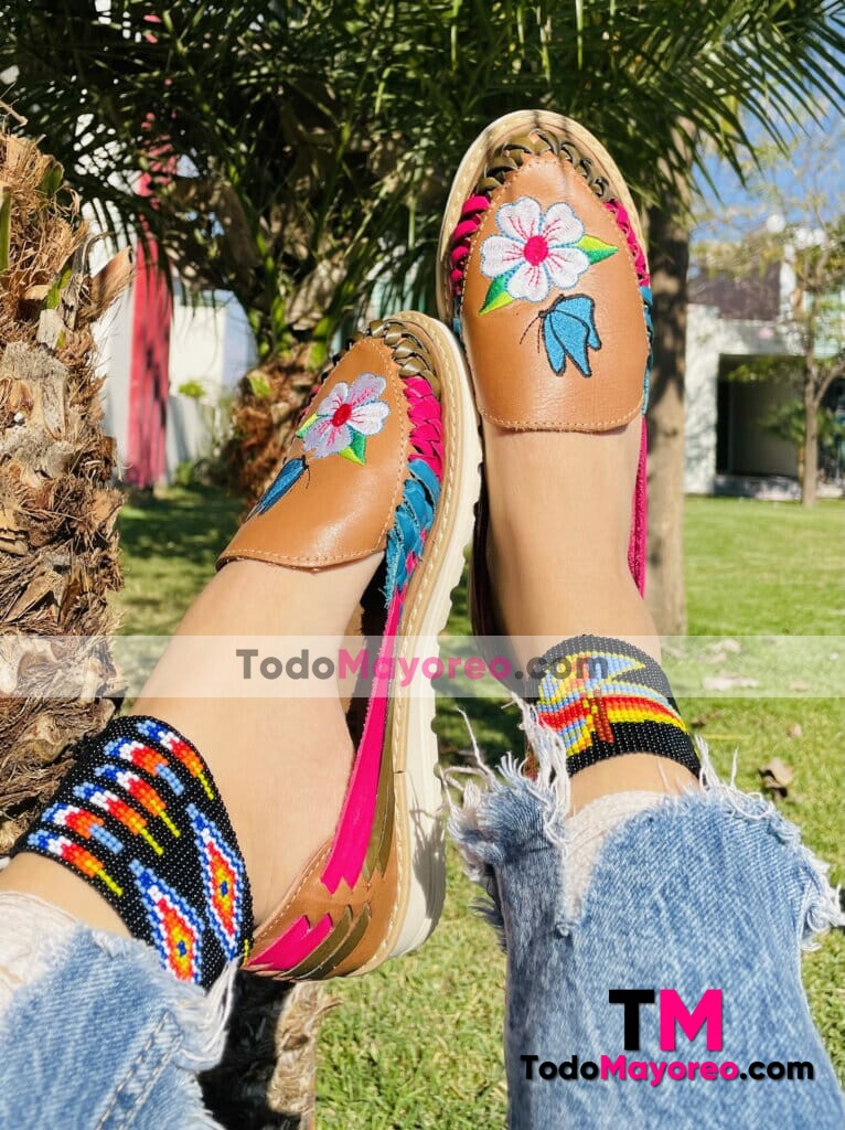 ZJ00972 Huaraches Mexicanos De Piso Mujer Calidad Estándar Color Tan De Piel Con Flor y Mariposa Hecho En Sahuayo Michoacan