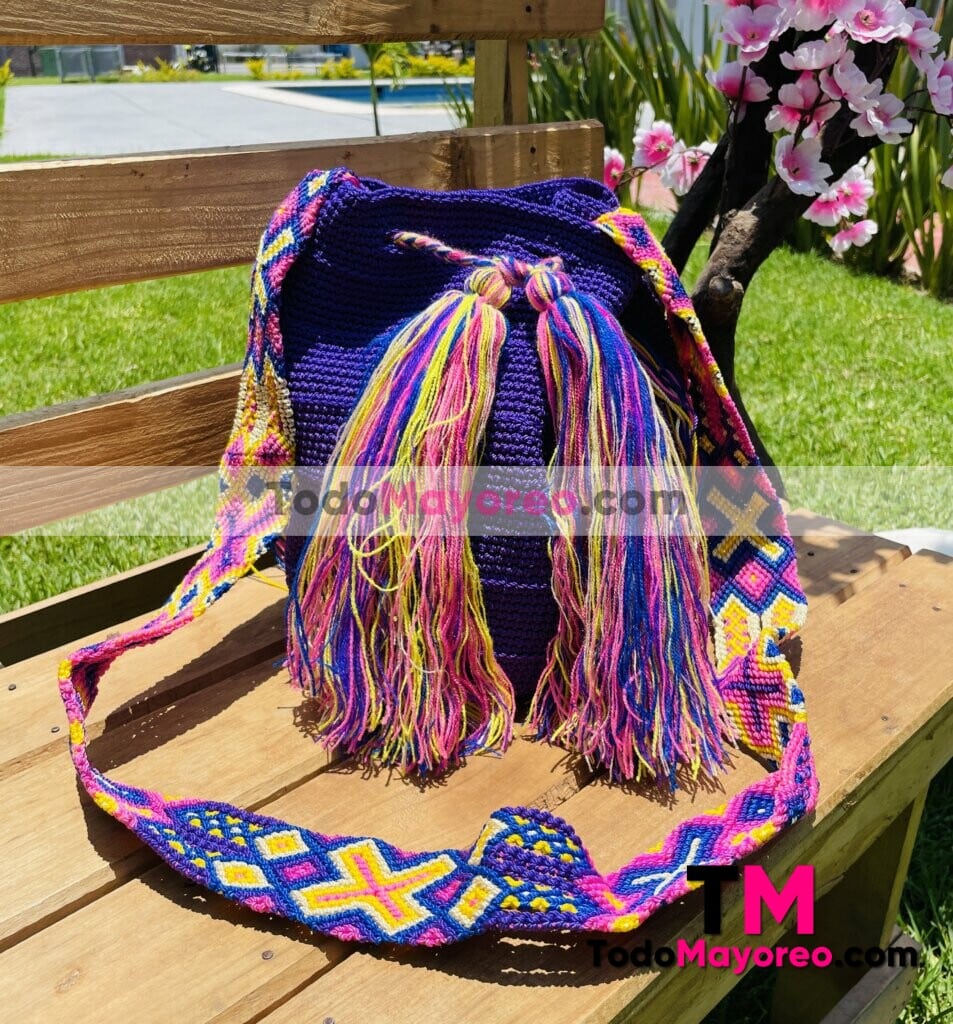 bj00097 Bolsa tejida con pompones artesanal lila fabricantes por mayoreo
