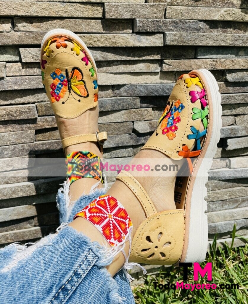 Huaraches de Piso Mujer color Tan con Mariposa con Flores Bordadas de De Piel Calzado al Por Mayor ZE-00053-