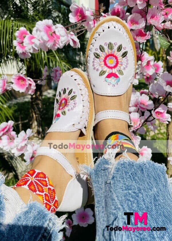 Zn 00043 Huaraches Artesanales Piso Para Mujer Blanco Bordado De Flor Multicolor Fabricante Calzado Mayoreo (2)