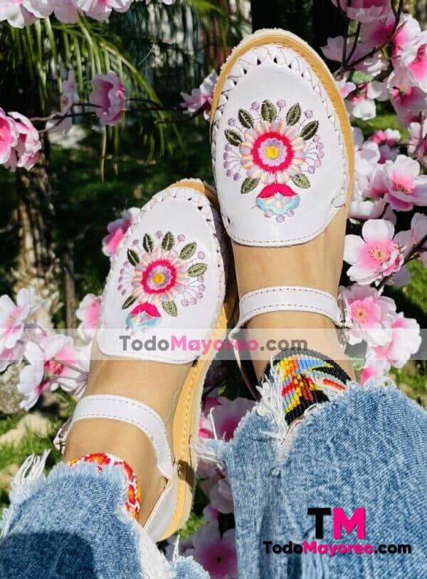 Zn 00043 Huaraches Artesanales Piso Para Mujer Blanco Bordado De Flor Multicolor Fabricante Calzado Mayoreo (4)