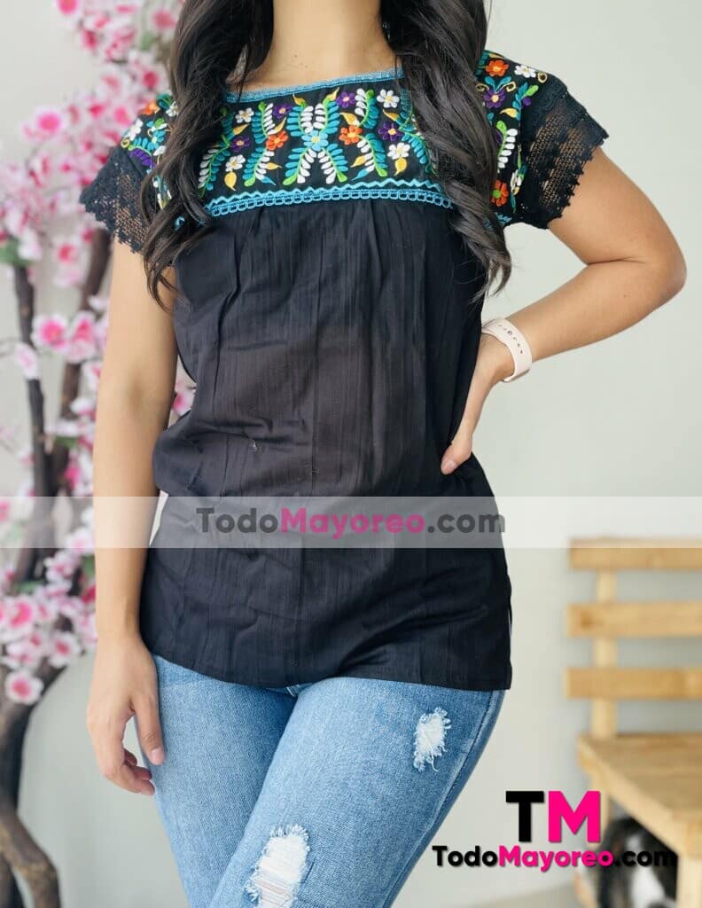 rj00609 Blusa de manta negro bordada a mano con diseño de flores liston color azul artesanal mexicano para mujer hecho en Sahuayo Michoacan mayoreo fabrica