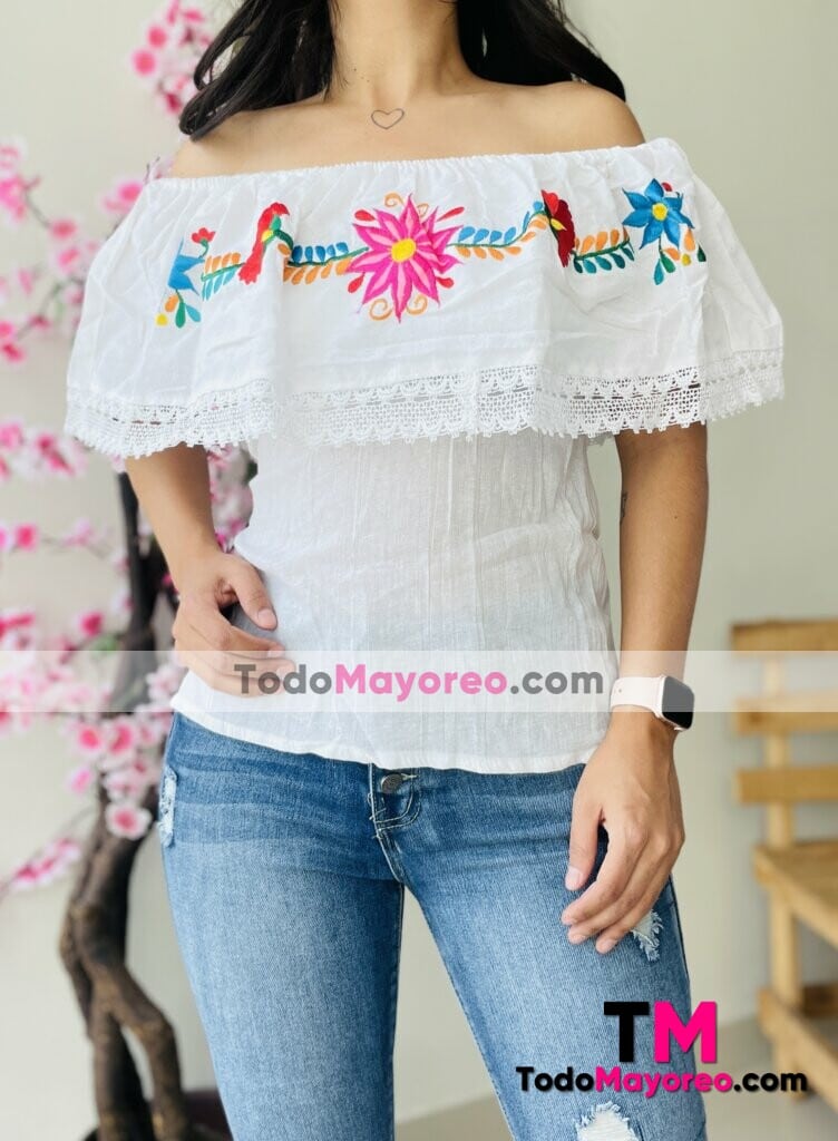 rj00618 Blusa campesina de manta color blanco bordada a maquina diseño de flores artesanal mexicano para mujer hecho en Sahuayo Michoacan mayoreo fabrica