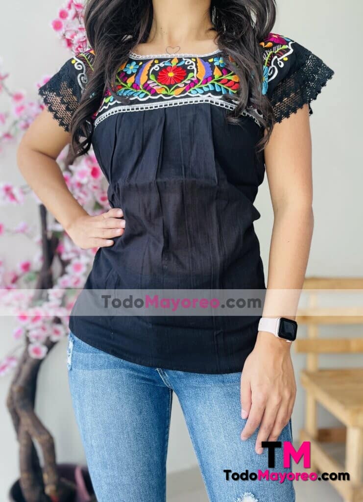 rj00640 Blusa de manta negro bordada a maquina diseño de flores con encaje blanco artesanal mexicano para mujer hecho en Chiapas mayoreo fabrica