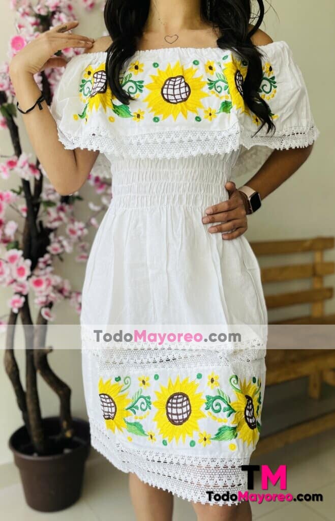 rj00723 Vestido artesanal mexicano de manta blanco bordado a maquina diseño de girasol para mujer hecho en Chiapas mayoreo fabrica